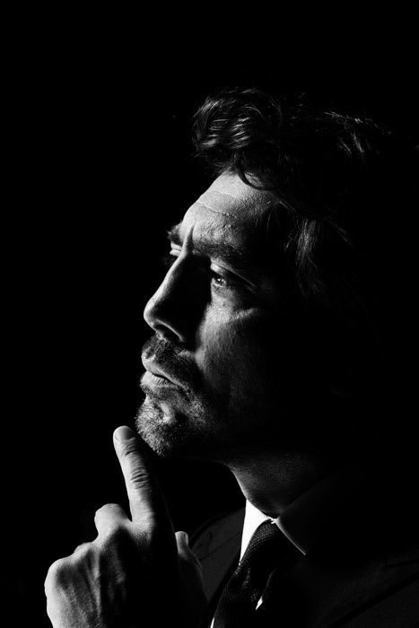 Javier Bardem Xavier Bardem, Low Key Portraits, Low Key Photography, Dane Dehaan, Javier Bardem, Dan Stevens, Portrait Photography Men, Portrait Lighting, Foto Tips