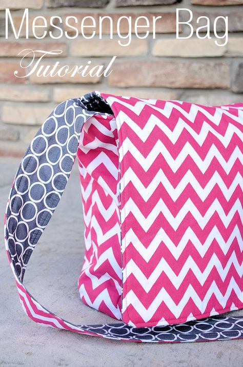 Messenger Bag Tutorial and Pattern. LOVE this fabric combo!! #messengerbag #messengerbagpattern Diy Sac Pochette, Cute Messenger Bags, Messenger Bag Patterns, Diy Messenger Bag, Diy Sy, Sac Diy, Bag Sewing, Bag Tutorial, Bags Tutorial