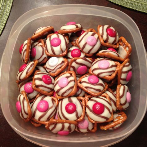 I made the for my valentine fundraiser.  They were super easy, super cute and super tasty. Pink Bake Sale Ideas, Valentine Bake Sale, Bake Sale Ideas, Fundraiser Food, Valentines Recipes Desserts, Valentines Snacks, Valentines Baking, Bake Sale Recipes, Sale Ideas