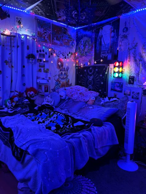 Cybergoth Bedroom, Blue Y2k Bedroom, Painting Room Ideas Bedrooms, Glow In The Dark Bedroom Ideas, Blue Goth Room, 2020 Room Aesthetic, Cybergoth Room, Space Room Aesthetic, Hippie Aesthetic Bedroom