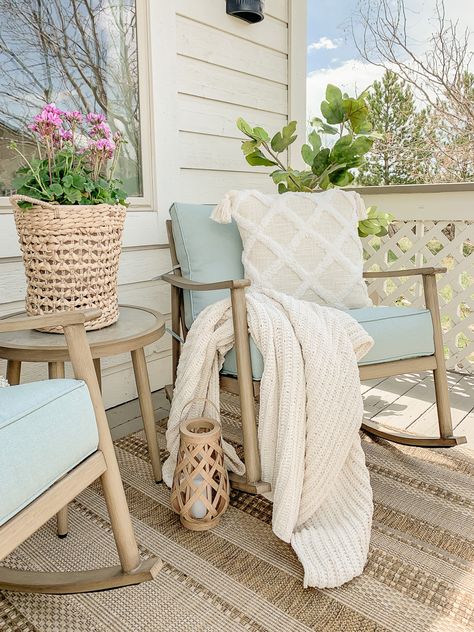 Small Coastal Front Porch Ideas, Spring Doormat Ideas, Small Front Porch Furniture Ideas, Small Porch Furniture Ideas, Simple Outdoor Decor, Coastal Patio Ideas, Small Porch Decorating Ideas, Cozy Deck, Outdoor Rockers