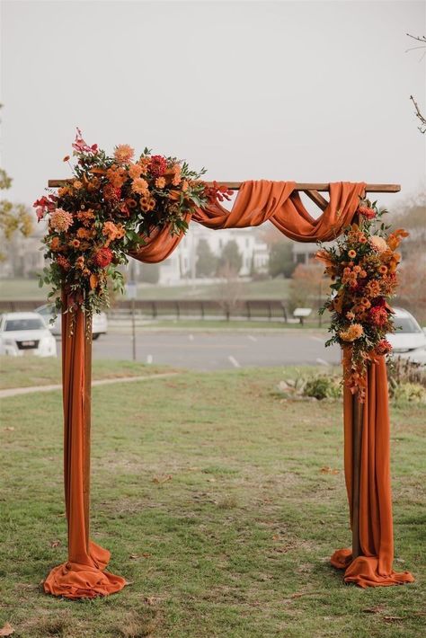 Paprika Wedding Decor, Wedding Decorations Orange, Autumn Wedding Ideas September, Red And Orange Wedding Theme, Circular Wedding Table Decor, Boho Wedding Arch, Fall Wedding Arches, Thanksgiving Wedding, Orange Wedding Themes