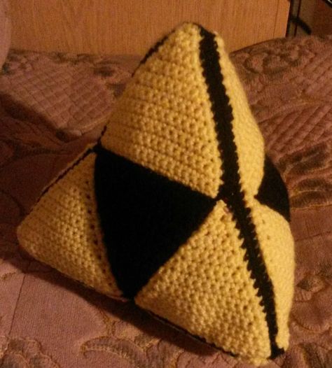 Crochet Triforce Plushie Pillow  •  Free tutorial with pictures on how to stitch a knit or crochet cushion in under 180 minutes Loz Crochet, Crochet Legend, Zelda Crochet, Yarn Cozy, Plushie Pillow, Crochet Bird Patterns, Crochet Pokemon, How To Stitch, Crochet Cushion