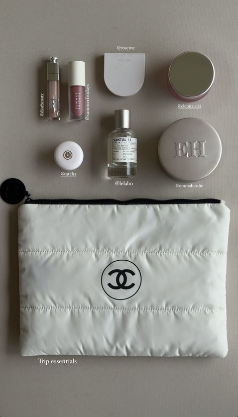 Chanel Makeup Pouch, Dior Travel Pouch, Chanel Vanity Bag, Chanel Makeup Bag Beauty Products, Chanel Makeup Bag, Airport Chic, Haut Routine, Extravagant Wedding Cakes, Travel Bag Essentials