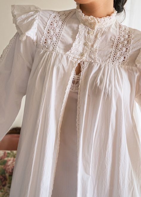 70s Does Edwardian White Tatted Lace Cotton Vintage Peignoir Flutter Shoulder 1970s Does Antique Sleepwear Nightgown Robe Medium Large - Etsy Canada Historical Nightgowns, Vintage Night Dress, Cottagecore Nightgown, Edwardian Nightgown, Bridal Nightgown, Cotton Nightgown, Cottagecore Outfits, Vintage Nightgown, Night Dress For Women