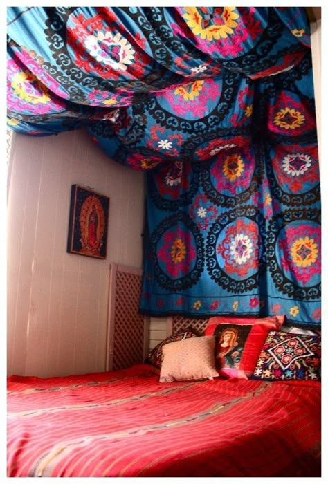 Some strategically hung tapestry can add a lot of personality. Diy Fabric Headboard, Tapestry Headboard, Bedroom Tapestry, Headboard Projects, Koti Diy, Diy Tapestry, Diy Canopy, Fabric Headboard, Dorm Life