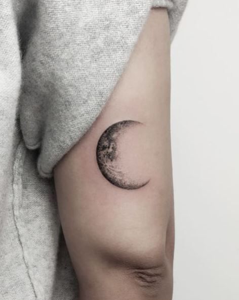 Back Of Arm Tattoo Ideas, Waning Crescent Moon Tattoo, Moon Cycle Tattoo, Realistic Moon Tattoo, Waning Crescent Moon, Tricep Tattoos, Arm Tattoo Ideas, Half Moon Tattoo, Luna Tattoo