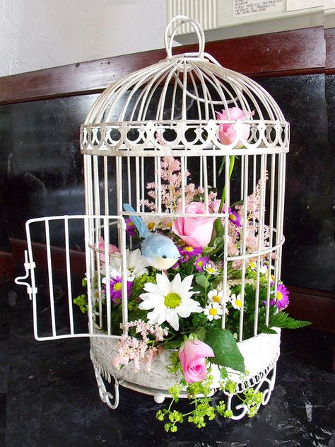 bird cage arrangements | birdcage arrangement | Flickr - Photo Sharing! Bird Cage Centerpiece, Diy Frühling, Spring Planter, Spring Porch Decor, Bird Cage Decor, Country Diy, Bird Cages, Deco Floral, Country Farmhouse Decor