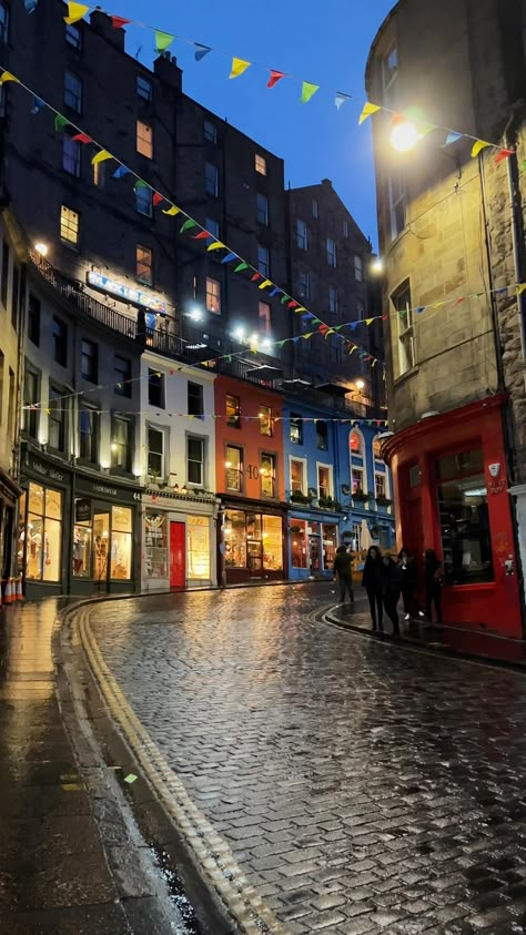 Edinburgh Victoria Street, Edinburgh Scotland Aesthetic Wallpaper, Edinburgh Scotland Wallpaper, Edinburgh Wallpaper, Edinburgh Scotland Aesthetic, Edinburgh Autumn, Edinburgh Aesthetic, Victoria Street Edinburgh, Scotland City