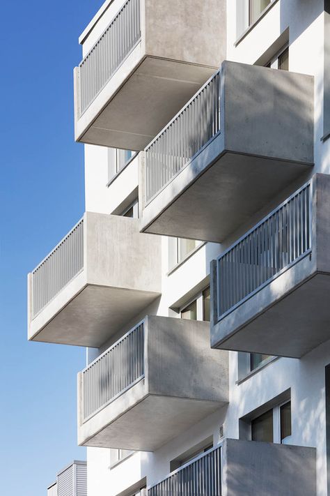 © Werner Huthmacher Building Balcony, Cantilever Balcony, Apartments Exterior, Commercial Design Exterior, Balcony Grill Design, Concrete Facade, Interior Minimalista, Patio Interior, Glass Facades