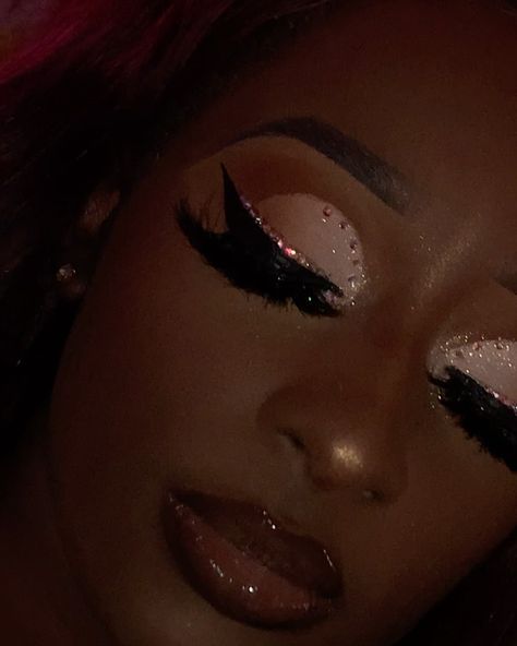 NJ MAKEUP ARTIST 👑 on Instagram: “soft nude cut crease with rhinestones and pigment added ✨✨✨✨✨✨ Pigment from @jlaruecosmetics in “ vanilla sky “ #unioncitymakeupartist…” Nude Cut Crease Makeup, Crease Makeup, Rhinestone Makeup, Vanilla Sky, Cut Crease Makeup, Cut Crease, Artist On Instagram, Makeup Artist, Halloween Face