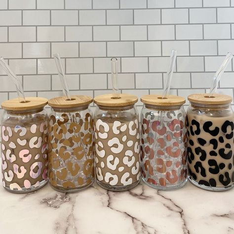 Leopard print 🐆 Glass Can With Bamboo Lid, Crichton Cup Ideas, Class Cups With Vinyl, Glass Cup With Lid And Straw Design, Glass Coffee Cup Design Ideas, Glass Cups With Straws, Glass Cups With Vinyl Diy, Cute Glass Cups Designs, Class Cup Design