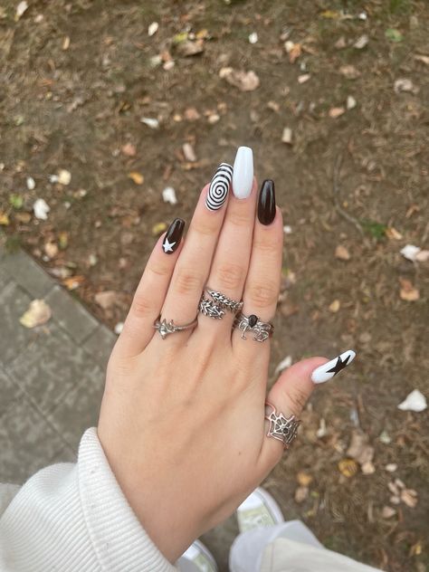 Black and white nails Black And White Anime Nails, Black Alt Nails Acrylic, Black And White Grunge Nails, Black Nails Inspo Coffin, Easy Acrylic Nail Designs Simple, White Alt Nails, Black And White Goth Nails, Black And White Nails Easy, White Emo Nails