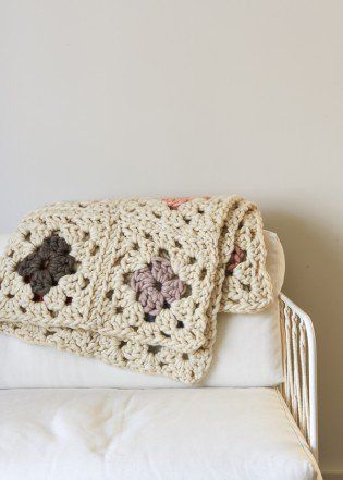 Granny Square Blanket in Gentle Giant | Purl Soho Granny Square Quilt, Sunburst Granny Square, Crochet Granny Squares, Crochet Blanket Designs, Crochet Granny Square Blanket, Easy Crochet Projects, Purl Soho, Haken Baby, Crochet Granny Square