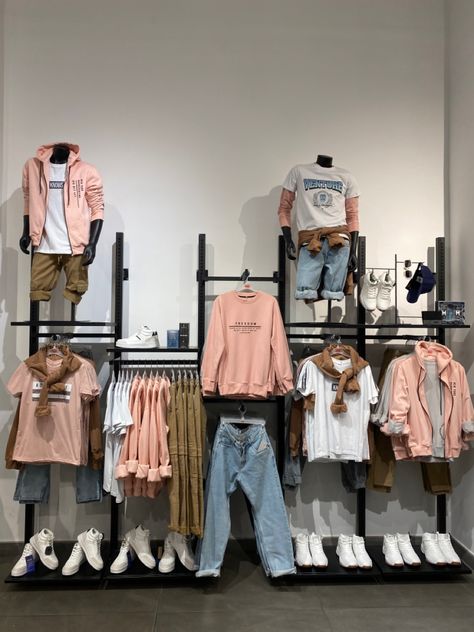 Clothes Merchandising Ideas, Fashion Store Display, Retail Clothing Display, Charity Shop Display Ideas, Boutique Store Displays, Visual Merchandising Fashion, Store Display Design, Clothing Store Displays, Fashion Displays