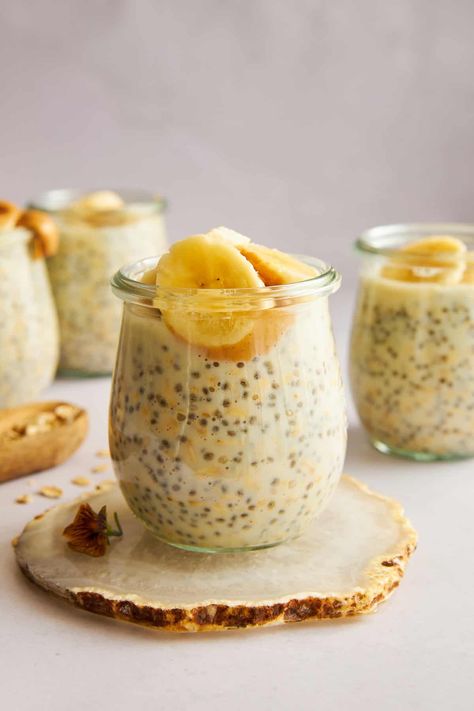 Enjoy the flavors of your favorite dessert for breakfast with zero guilt thanks to this nutritious banana pudding overnight oats recipe!