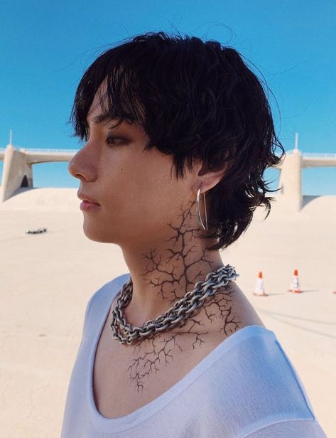 Fans have started to come up with theories over V's neck tattoo from BTS's new comeback song, "ON", now that they have performed it live a couple of times. V Neck Tattoo, Bts Tattoo, V Tattoo, Bts Tattoos, Scary Tattoos, Friendship Tattoos, 1 Tattoo, Celebrity Style Red Carpet, Body Picture