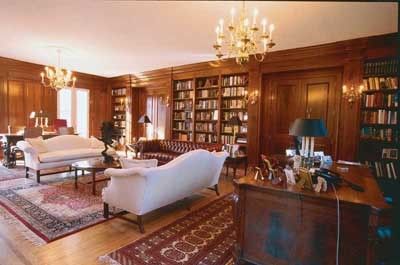 Lots of living space in this library Headmaster Office, Modern And Traditional Living Room, Home Office Traditional, Classic Office Interior, Traditional Design Living Room, Home Library Rooms, Library Office, Work Office Decor, Small Home Offices