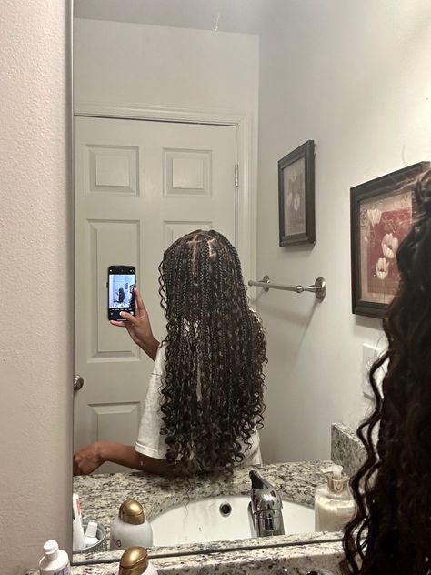 Knotless Braids With Curly Strands, Medium Bohemian Knotless Braids With Color, Goddess Braids Mid Back, Mid Back Boho Knotless Braids, Medium Length Boho Braids, Boho Knotless Braids Medium, Boho Braids With Curly Ends, Knotless Butterfly Braids, Bohieman Knotless Box Braids