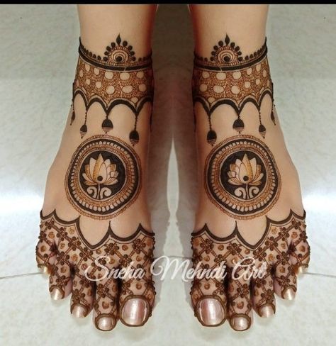 Mehandi For Legs Beautiful, Mehendi Designs For Feet Unique, Mehndi Art Designs Leg, Kumkum Pagla Mahendi, Bridal Leg Mehandi Designs, Bridal Mehendi For Foot, Kankupagla Mehndi Design For Leg, Engagement Leg Mehndi Designs, Feet Designs Mehndi