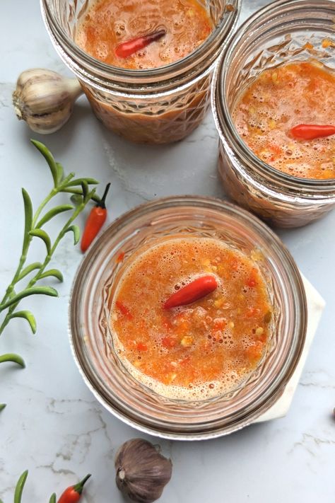 This Thai hot sauce recipe, called fire api, is simple and has a spicy flavor! Made with red Thai chili peppers, garlic, vinegar, and salt Thai Chili Sauce Recipe, Thai Chili Peppers, Garlic Vinegar, Crystal Hot Sauce, Thai Red Chili, Thai Peppers, Hot Pepper Recipes, Thai Chili Pepper, Hot Sauce Recipe