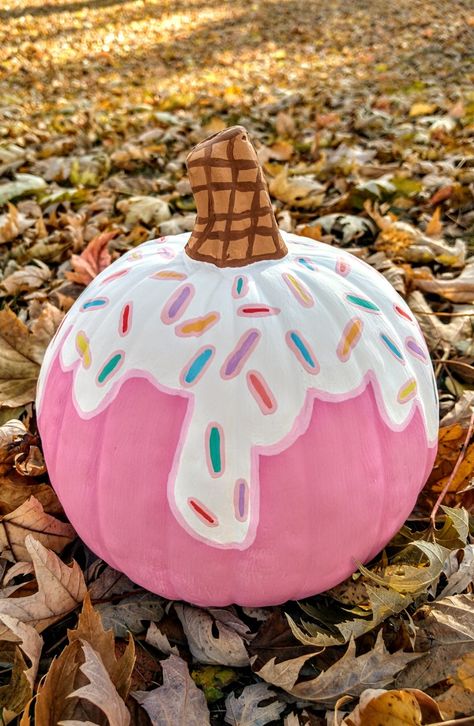 This is a fake pumpkin painted to look like a frosted dessert. 🧁🍂 (original photo and art by Smiling Unicorn) Diy Pumpkins Painting, Cute Painted Pumpkin Ideas, Pumpkin Painting Party, Halloween Pumpkin Crafts, Creative Pumpkin Painting, Creative Pumpkin Decorating, Cute Pumpkin Carving, Halloween Pumpkin Carving Stencils, Pumpkin Decorating Contest