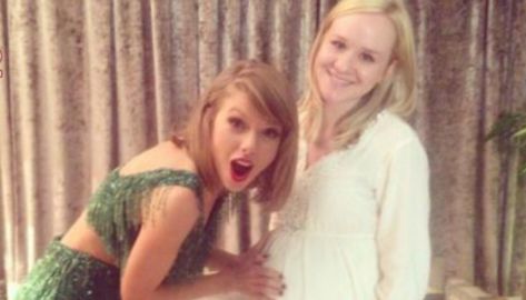 Taylor Swift and the pregnant fan Taylor Swift Pregnant, Outside Of A House, Taylor Swift Mine, Pregnant Girl, 1989 Tour, Taylor Swift New, Pregnant Friends, Taylor Swift Funny, Taylor Swift 1989