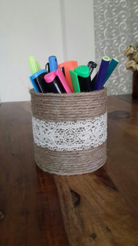 Tin can pen stand Aesthetic Diy Penstand, Diy Pen Stand Aesthetic, Penstands Creative, Penstands Ideas, Pen Stand Painting Ideas, Pen Stand Diy, Diy Pen Stand, Stylish Boy Clothes, Recycling Art