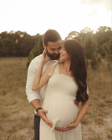 Creative Outdoor Maternity Photos, Individual Maternity Poses, Woods Maternity Shoot, Field Maternity Pictures, Family Of 3 Maternity Pictures, Fall Maternity Clothes, Forest Maternity Shoot, Photoshoot In Forest, Couple Maternity Pictures