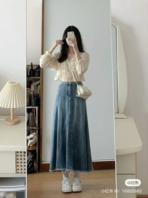 Cute Japan Outfits Aesthetic, Pear Fashion Outfits, Japan Skirt Outfit, Long Casual Skirt Outfits, College Modest Outfits, Modest Dresses Casual Elegant, Long Skirt Outfits Korean Style, Dress Over Jeans Korean, Korean Long Skirt Outfits