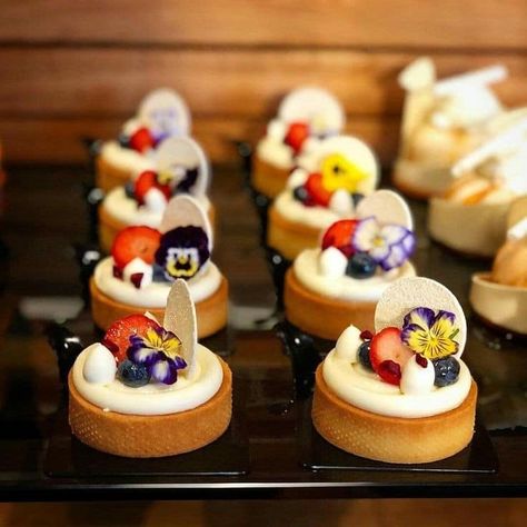 Facebook Mini Patisserie, Fine Dining Desserts, Fruit Tart Recipe, Pastry Desserts, Fancy Desserts, Dessert Buffet, Mini Cheesecakes, Dessert Decoration, Cute Desserts