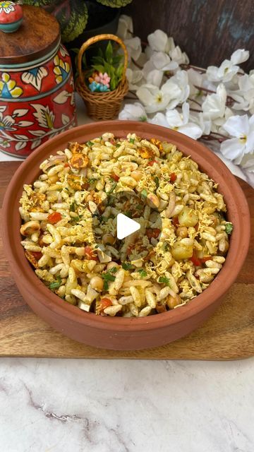 Neha🌻Anshu on Instagram: "Kolkata Street Style Jhal Muri😍😍
Welcome to our Street Food Recipe Series, Today we are making Jhal Muri - Puffed rice with a spicy masaledar taste and a unique blend of flavours is the perfect evening Chai-time snack.!❤️

#foodiesfood_court #jhalmuri #kolkata #streetfood #indianfood #indianrecipes #yummy #bhelpuri #weightlossdiet #indianstreetfood #chaat #snacks #explorepage #eveningsnacks" Jhal Muri Recipe, Chai Time Snacks, Evening Snacks Indian, Kolkata Street, Chai Time, Street Food Recipe, Puffed Rice, Indian Street Food, Evening Snacks