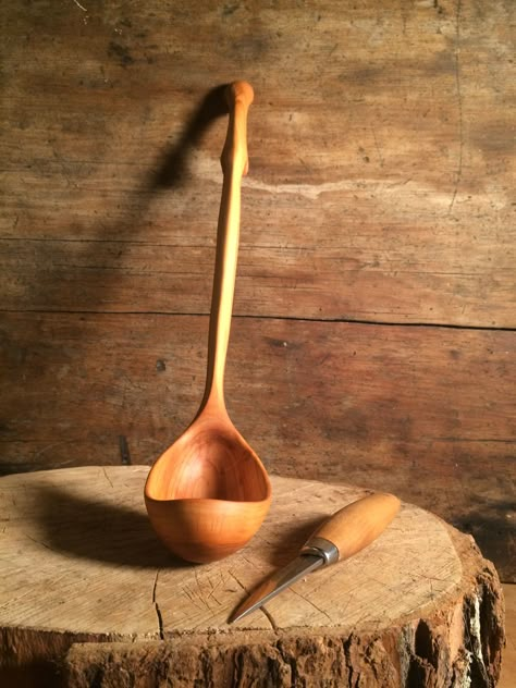 Carved Spoons Handmade, Widdle Wood Ideas, Wood Carved Spoons, Wood Carving Art Sculpture, Wooden Spoon Carving, Wooden Ladle, Wood Spoon Carving, Simple Wood Carving, Carved Spoons