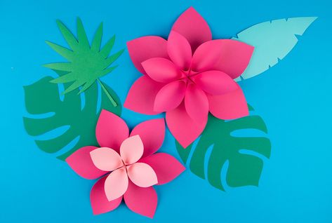 Un DIY gratuit pour réaliser de jolies fleurs tropicales en papier pour vos déco de fêtes tropicales ou un anniversaire Vaiana. Moana Flowers, Hawaiin Decor, Festa Moana Baby, Giant Paper Flower, Jungle Decorations, Diy Fleur, Diy Flores, Instruções Origami, Paper Flower Crafts