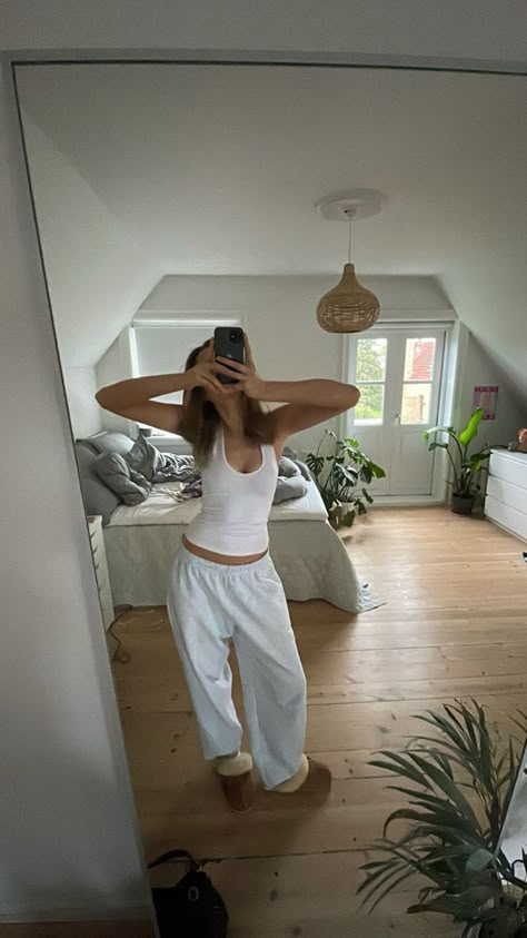 Lazy Day Outfits, Stockholm Fashion, Cute Comfy Outfits, Mode Inspo, Cute Everyday Outfits, Basic Outfits, Mode Inspiration, The Mirror, Comfy Outfits