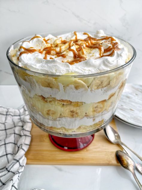 Banana Trifle Butterscotch Trifle, Caramel Banana Cake, Banana Trifle, Quick Puddings, Banana Butterscotch, Pudding Vanilla, Dessert Pasta, Super Easy Desserts, Banana Slices