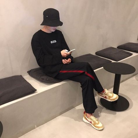 Ullzang Boys, Ootd Boy, Highsnobiety Fashion, Bucket Hat Style, Aesthetic Outfits Men, Urban Aesthetic, Chest Rig, Retro Punk, Star Children