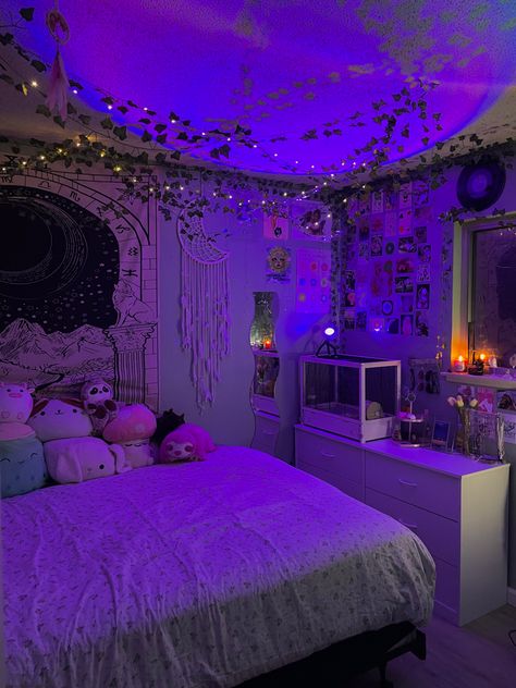 Cute Chill Room Ideas, Purple Grunge Room Aesthetic, Dark Purple Aesthetic Bedroom, Purple Wall Room Ideas Aesthetic, Purple Witchy Room Aesthetic, Purple Witchy Room, Purple Y2k Bedroom, Purple Theme Room Bedroom, Purple Themed Bedroom Aesthetic