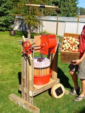 How to build a cider press on www.simplebites.net #tutorial #diy #homesteading Diy Cider, Diy Homesteading, Apple Cider Press, Homemade Cider, Apple Press, Cider Press, Diy Apple, Fruit Press, Cider Making