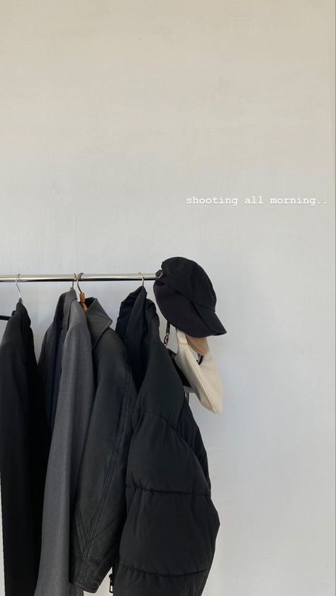 Black Clothes Rack Aesthetic, Clothes Rack Aesthetic, Clothing Rack Aesthetic, Simple Streetwear, Cute Headphones, Ideas Clothes, Black Clothes, Travel Pictures Poses, Fashion Man