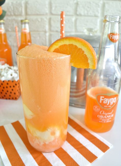 Orange creamsicle float!  Fun for summer or Halloween festivities! #icecreamfloat #icecream #orange #summer Orange Halloween Drink, Orange Creamsicle Mixed Drink, Orange Creamsicle Float, Creamsicle Float, Orange Creamsicle Drink, Ice Cream Float, Virgin Drinks, Whipped Frosting, Ice Cream Floats