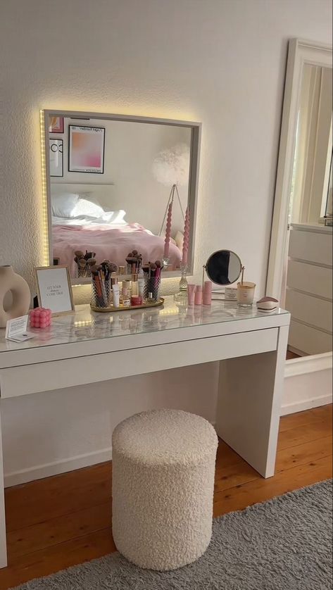 Vanity Inspo, Vanity Ideas, Girly Room, Preppy Room, White Vanity, Redecorate Bedroom, Cozy Room Decor, Pretty Room, Room Makeover Bedroom