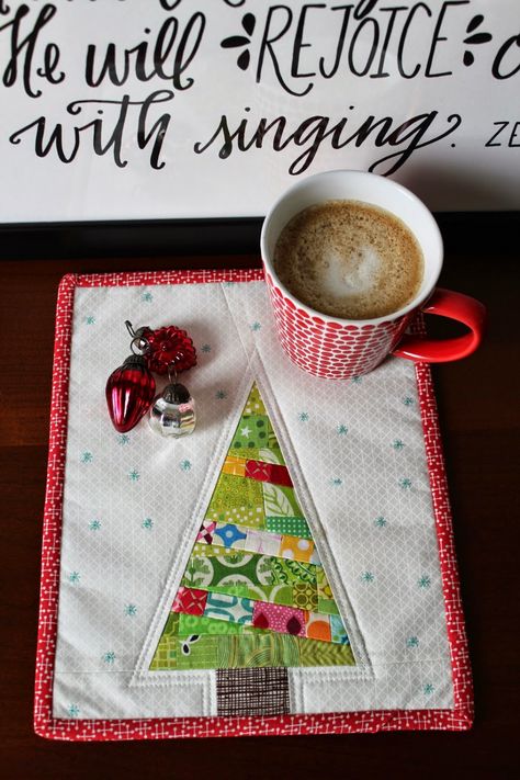 Between Quilts: Scrappy Tree Mug Rug Tutorial Mini Patchwork, Christmas Mug Rugs, Mug Rug Tutorial, Mug Mat, Tree Mug, Mug Rug Patterns, Holiday Sewing, Bonnie Hunter, Fabric Postcards