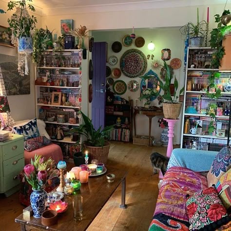 Plant Aesthetic Room, Chaotic Room, Chaotic Room Aesthetic, Aesthetic Room Decor Ideas, Aesthetic Interior Design, Vintage Apartment, Aesthetic Interior, Aesthetic Room Ideas, Room Ideas Aesthetic