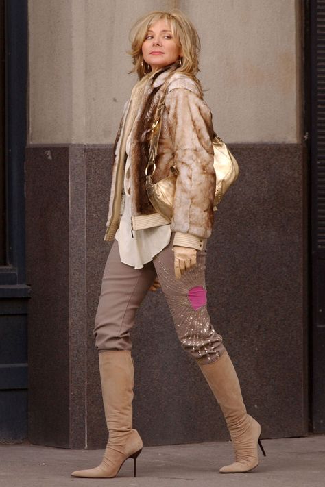 Carrie Bradshaw Outfits, Kim Cattrall, Samantha Jones, Paris Fashion Week Street Style, City Outfits, And Just Like That, Charli Xcx, Sarah Jessica Parker, Carrie Bradshaw