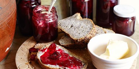 Blackberry and pear jam recipe: How to make blackberry jam with a twist Autumn Jam Recipes, Pear Jam Recipe, Blackberry Jam Recipe, Home Made Wine, Blackberry Jam Recipes, Cooking Pork Tenderloin, How To Cook Kale, Pear Jam, Christmas Hampers