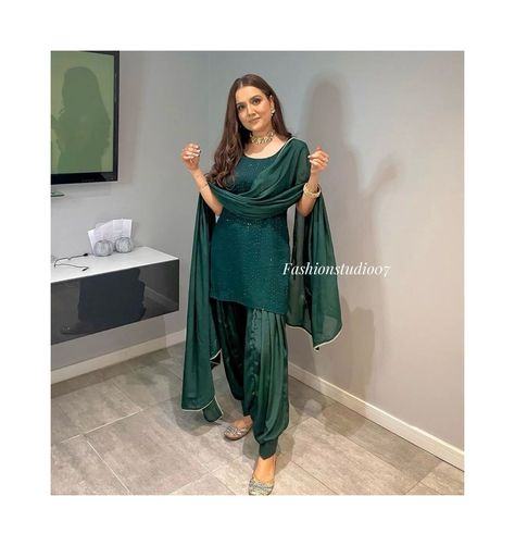 Green Patiyala Suit For Women, Green Punjabi Suit, Punjabi Patiala Suit, Traditional Mehendi, Simple College Outfits, Suit Kurti, Patiala Suit Designs, Mehendi Outfit, Patiyala Suit