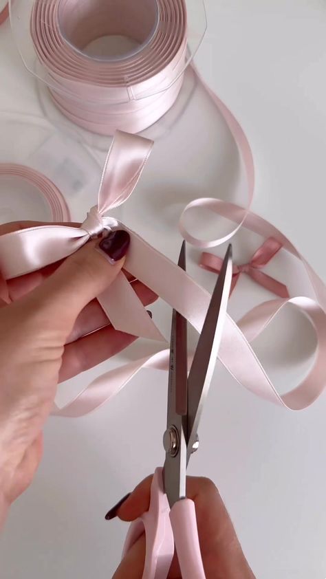 Make Your Day How To Make The Perfect Bow With Ribbon, How To Make A Perfect Bow With Ribbon, How To Make A Bow With Ribbon Tutorial, Making A Bow With Ribbon, Ribbon Bow Tutorial, Tiktok Christmas, Hair Bows Diy Ribbon, Homemade Bows, Diy Hair Accessories Ribbon