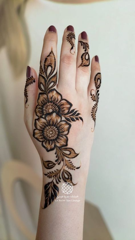 Mehndi Design Stylish Back Hand, Long Simple Mehndi Designs, Simple Stylish Mehndi Design, Mehndi Hand Designs Simple, Mehndi Stylish Design, Easy Flower Mehndi Designs, Mehndi For Back Hand Simple, Back Hand Stylish Mehndi Designs, Full Body Mehndi Designs