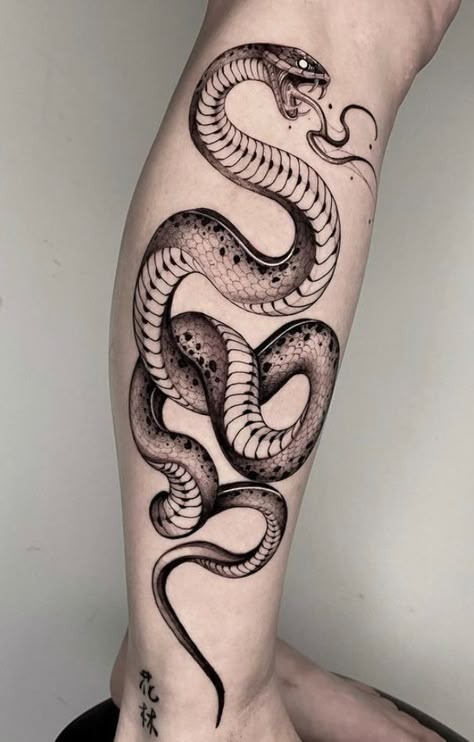 King Cobra Tattoo, Tato Realis, Cobra Tattoo, Tattoo Snake, Serpent Tattoo, Snake Tattoos, Snake Tattoo Design, Muster Tattoos, Floral Tattoo Design